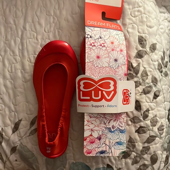 1/$10 or 2/$15 LUV DREAM FLATS Metallic Red Euro size 34 (2.5) - Picture 2 of 5